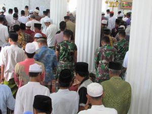 Satgas TMMD Lakukan Shalat Jumat Berjamaah Bersama Warga Desa Sungai Terap