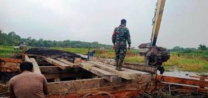 Bangun Jembatan di Lokasi Gambut, Begini Trik Satgas TMMD di Sungai Terap