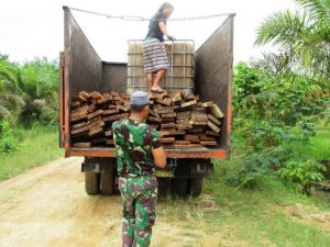 Kayu Bahan untuk Pembangunan Jembatan TMMD Tiba di Lokasi