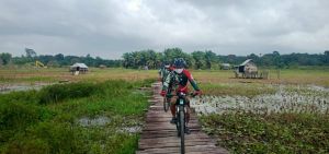Kasdim 0415/Batanghari Jajal Lewati Jembatan Kayu dengan Bersepeda di Lokasi TMMD