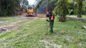 Buldozer Mulai Lakukan Perataan Jalan TMMD di Sungai Terap