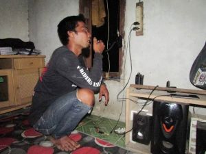 Gunakan Radio, Pemuda Desa Sungai Gelam Bantu Koordinasi Keluarkan Eskavator