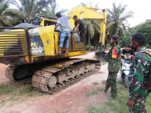 Eskavator Untuk TMMD Ini Berhasil Keluar Setelah Tembus Jalan 5 Jam
