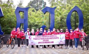 Peran Perempuan di Masa Pandemi, PPLIPI Jambi Bagikan Nasi Kotak ke Petugas Oranye