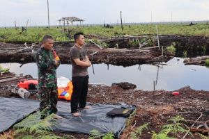 Ketika TNI/Polri Shalat Diatas Gambut Saat Patroli Cegah Karhutla, Kapolda Jambi: Hebat