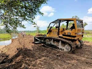Buldozer Mulai Bekerja Ratakan Jalan TMMD di Sungai Terap