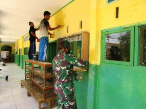 Mayor Beni Bersama Santri Ikut Mengecat Gedung Ponpes Jaharul Falah Al Islamy