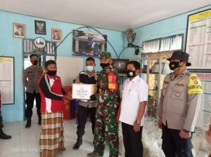 Satgas TMMD Bagikan Ratusan Sembako di Desa Sungai Terap