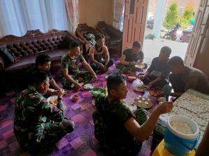 Tidur di Rumah Warga, Satgas Nikmati Makan Siang Bersama