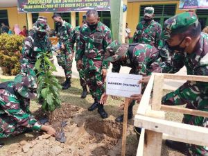 Danrem Brigjen M Zulkifki Tanam Pohon Alpukat saat Pembukaan TMMD