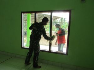 Satgas TMMD Bantu Bersihkan Masjid Raudatul Hasanah di Desa Mekar Jaya