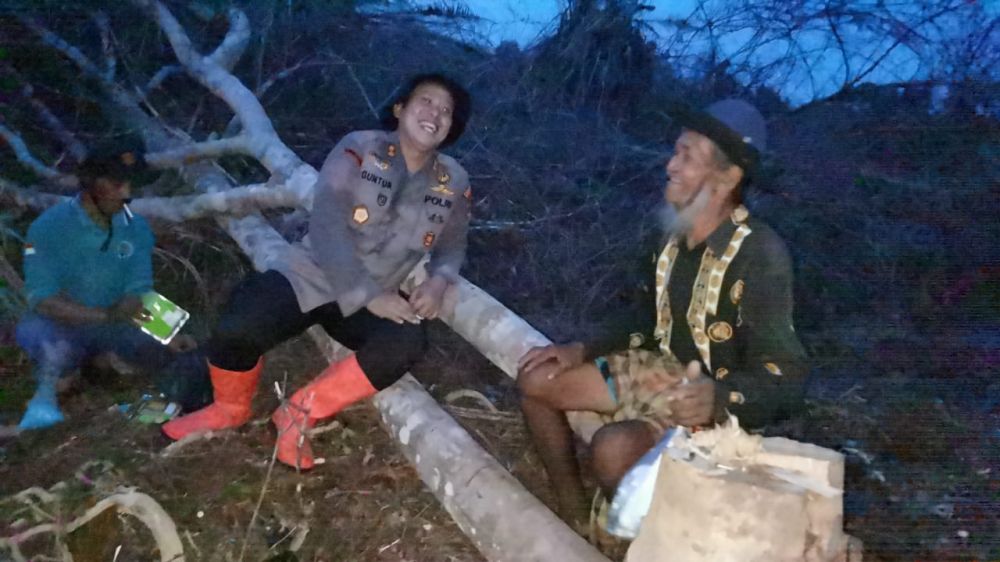 Kapolres Tanjab Barat AKBP Guntur Saputro saat melakukan upaya pendekatan serta edukasi kepada masyarakat agar tidak membuka lahan dengan cara membakar, melainkan memanfaatkan kearifan lokal.