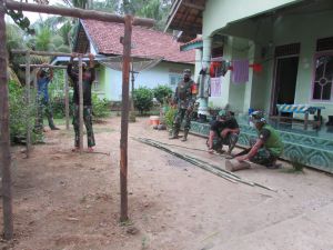 Lagi Satgas TMMD Bantu  Orang Tua Asuh Buat Jemuran