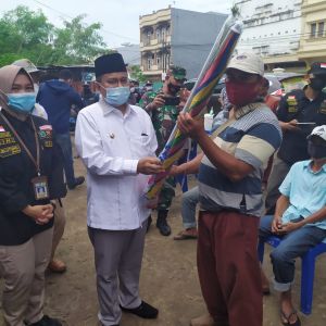 Dr Maulana Serahkan Payung dari BAZNAS Kota Jambi Untuk UMKM Variasi Motor Handil