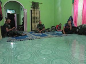 Inilah Penampakan Satgas TMMD saat Istirahat di Rumah Orang Tua Asuh