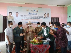 Aksi Sosial Turunkan Stunting di HUT SMSI ke 4 Bersama SAH dan BKKBN Bagikan Roti dan Sembako