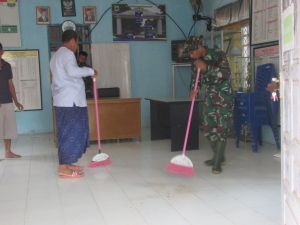 Warga dan Satgas TMMD Gotong Royong Bersihkan Balai Desa