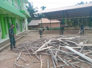 Satgas TMMD 110 Kodim 0415/BTH Rapikan Tumpukan Kayu di Masjid Raudhatul Hasanah