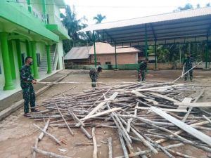 Satgas TMMD 110 Kodim 0415/BTH Rapikan Tumpukan Kayu di Area Masjid Raudhatul Hasanah