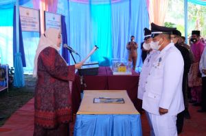 Bupati Masnah Lantik 2 Pejabat Kades Persiapan di Kumpeh Ulu