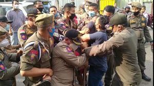 Tak Terima Ditertibkan, Pedagang di Kota Jambi Halau Petugas dengan Sajam