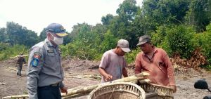 Tinjau Pengerjaan Jalan di Desa Sungai Terap, Kapenrem Ikut Gotong Royong