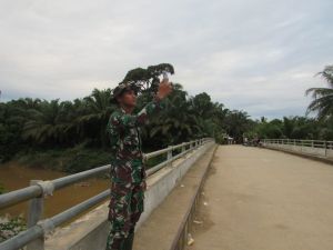 Begini Cara Satgas TMMD Cari Sinyal Saat Berada di Sungai Terap