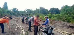 Warga dan Satgas Terus Gotong Royong Selesaikan Target Pembukaan Jalan