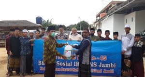 Dies Natalis IKA UNS Ke-45 Gelar Baksos ke Daarul Khuffazz Al Islami Jambi