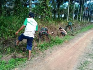 Satgas Dibantu Warga Gotong Royong Bersihkan Parit di Desa Mekar Jaya