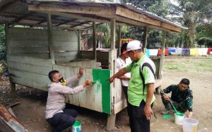 Sinergisitas TNI/Polri Terlihat Saat Kerjasama Perbaiki Pos Kamling