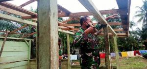 Kapten Inf Suyadi Turun Langsung Bantu Rehab Pos Ronda di Sungai Terap