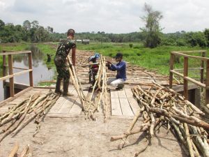 Buka Jalan di Lahan Gambut, Warga dan Satgas Bekerjasama Buat Galar