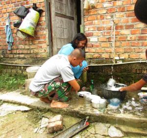 Orang Tua Asuh Puji Satgas TMMD Karena Rajin Membantu