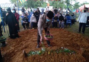 Ikut Shalatkan Jenazah, Edi Purwanto juga Antarkan Nuzul ke Pemakaman