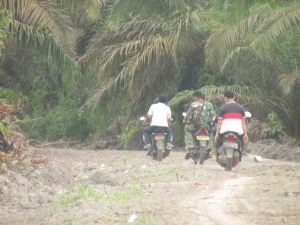Ditumpangi Kendaraan Warga, Pasiter Kodim 0415  Mayor Inf Beni Cek Progres Jalan 