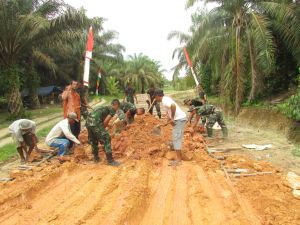 Warga dan Satgas Gotong Royong Ratakan Tanah di Atas Galar