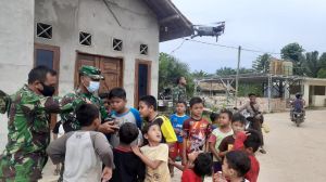 Kapten Inf Rilman Tunjukkan Cara Menerbangkan Drone ke Anak-anak Desa