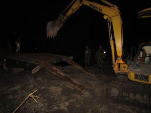 Kawal Alat Berat Keluar, Babinsa Serda Sondriadi Bekerja Hingga Malam Hari