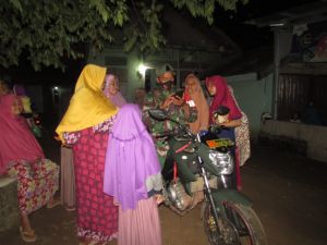 Babinsa Serda Sondriadi Diserbu Emak-emak, Ada Apa ya?