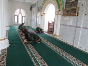 Danrem 042/Gapu Jadi Imam Shalat di Masjid Raudatul Muttaqin