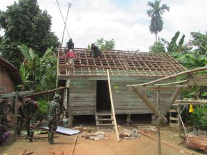 Bedah Rumah Dimulai, Atap Rumah Mulai Dibongkar