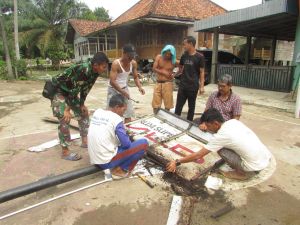 Satgas Bantu Orang Tua Asuh Perbaiki Lampu Lapangan Badmidton
