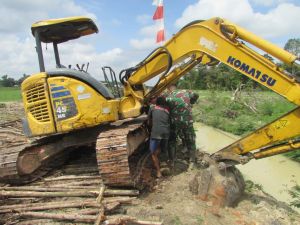 Rantai Eskavator Lepas, Satgas dan Warga Bantu Perbaiki