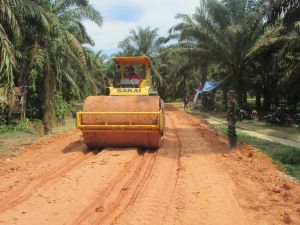 Warga Bersama Satgas TMMD Cek Jalan yang Sudah Diratakan