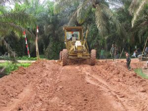 Alat Berat Ini Bantu Ratakan Jalan Pembukaan TMMD