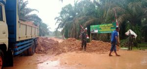 HujanTurun Tak Surutkan   Warga dan Satgas Selesaikan Target Jalan