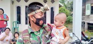 Babinsa yang Mirip Andy Lau Ini Hibur Bayi dengan Gaya Lucunya