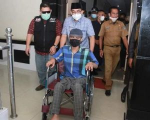 Diliputi Suasana Haru, Azwir Terima Kursi Roda Baru di Kantor Bupati