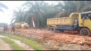 Satgas TMMD Bantu Angkat Truk yang Terperosok